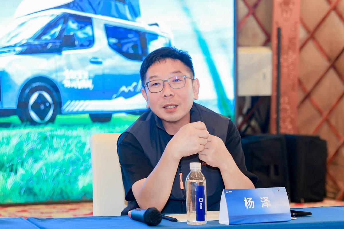 创富人把诗写进草原里新葡京娱乐城把车卖给(图2)